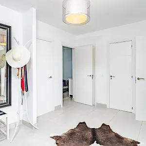 Cp - Modern Beachside In Apartment